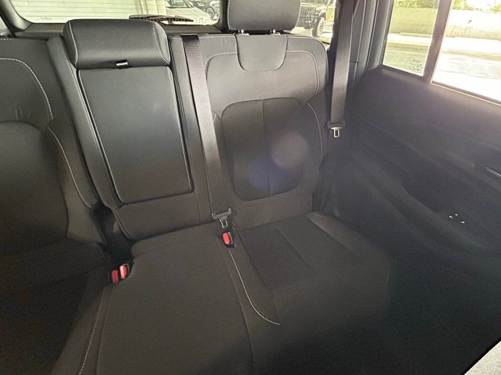 Used 2025 Jeep Grand Cherokee Laredo image 14