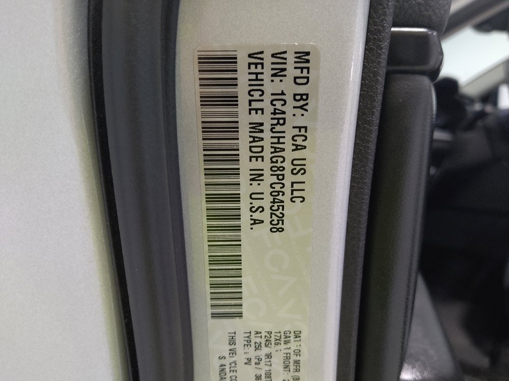 Used 2023 Jeep Grand Cherokee Laredo AWD/4WD image 33