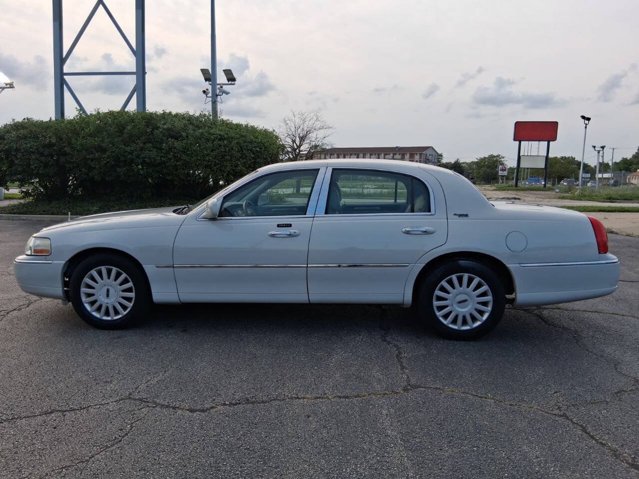 Used 2005 Lincoln Town Car Signature Limited RWD image 5