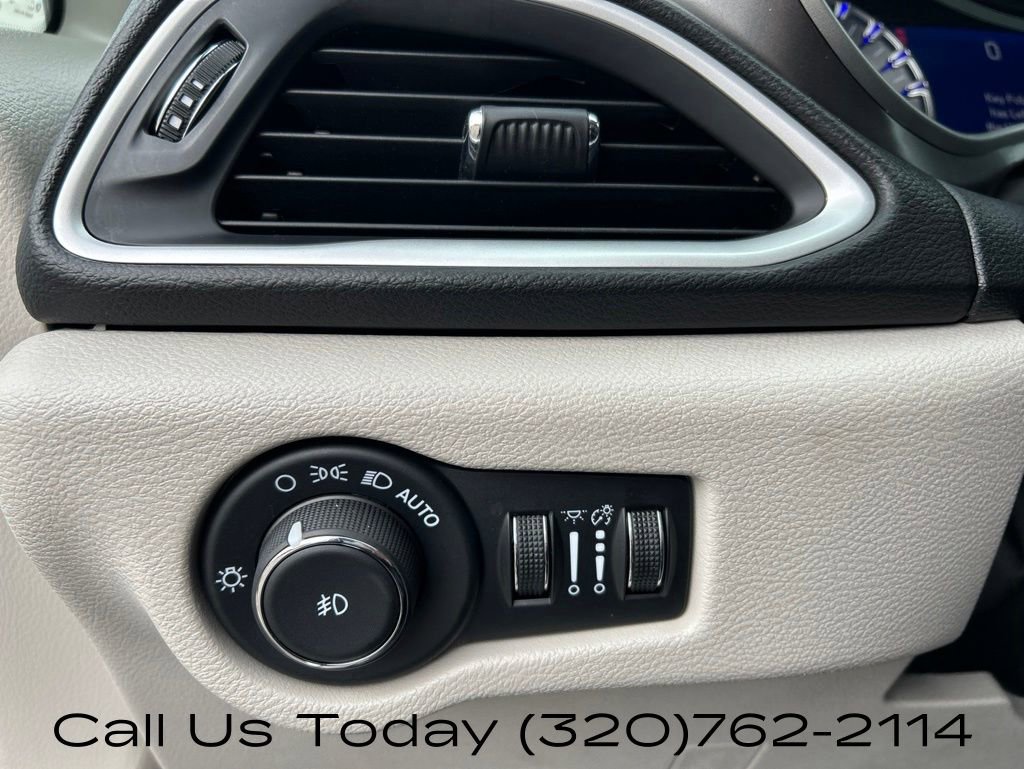 Used 2024 Chrysler Pacifica Touring-L FWD image 17