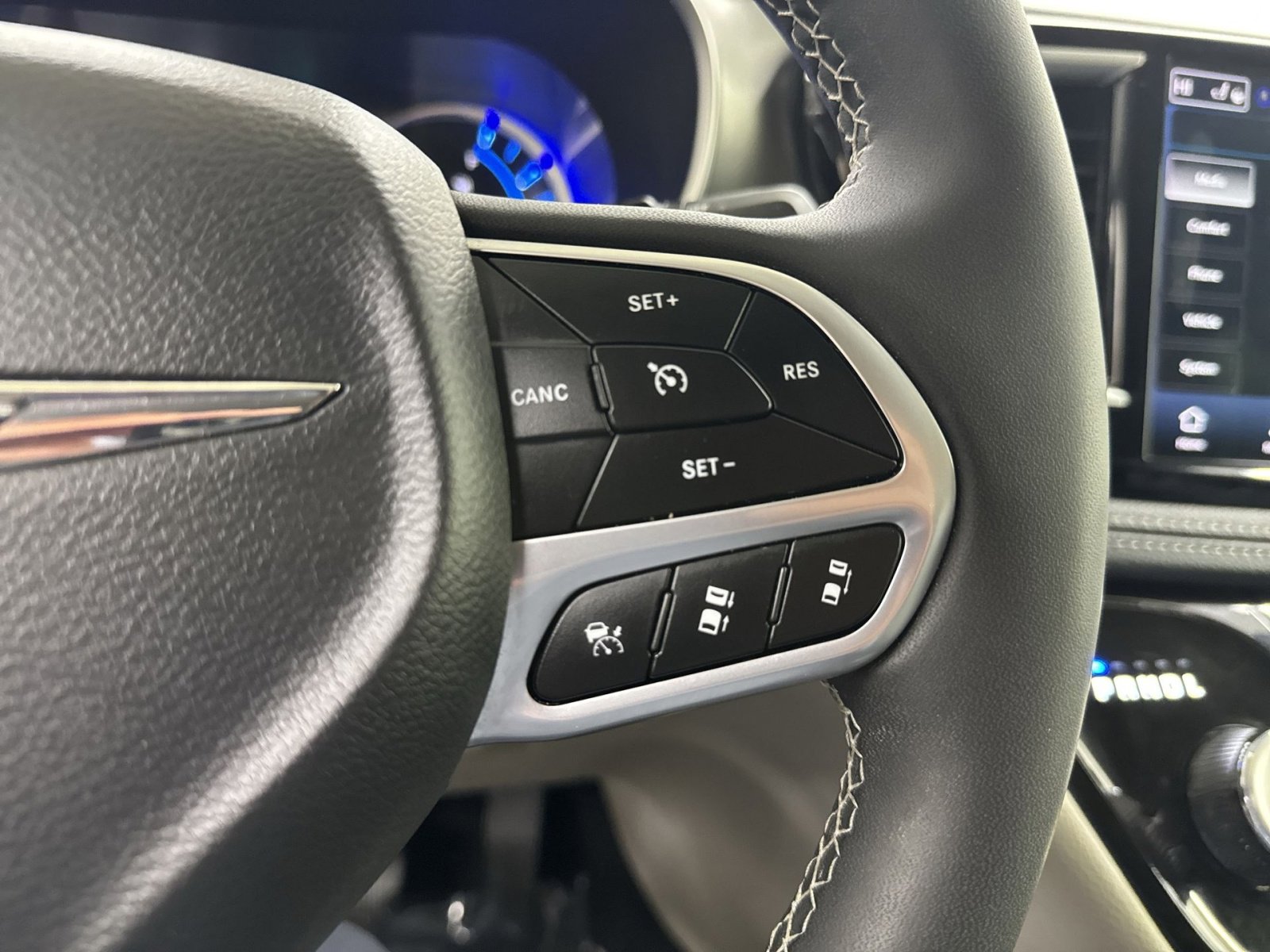 Used 2023 Chrysler Pacifica Touring-L image 36