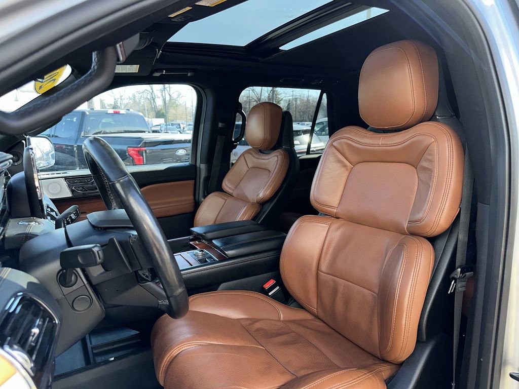 Certified 2020 Lincoln Navigator Reserve w/ Luxury Package image 13