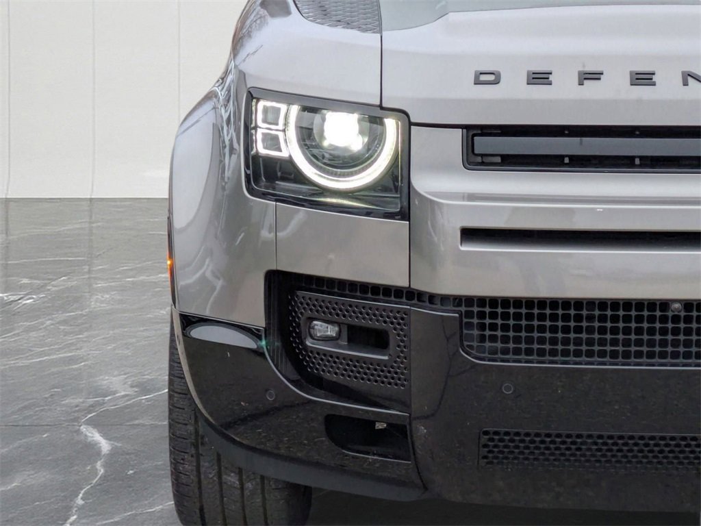 Used 2023 Land Rover Defender 130 X-Dynamic SE image 15