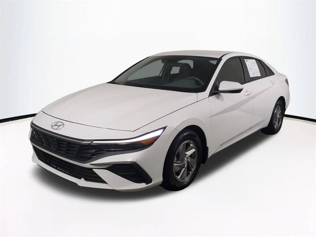 Used 2025 Hyundai Elantra SE FWD image 9