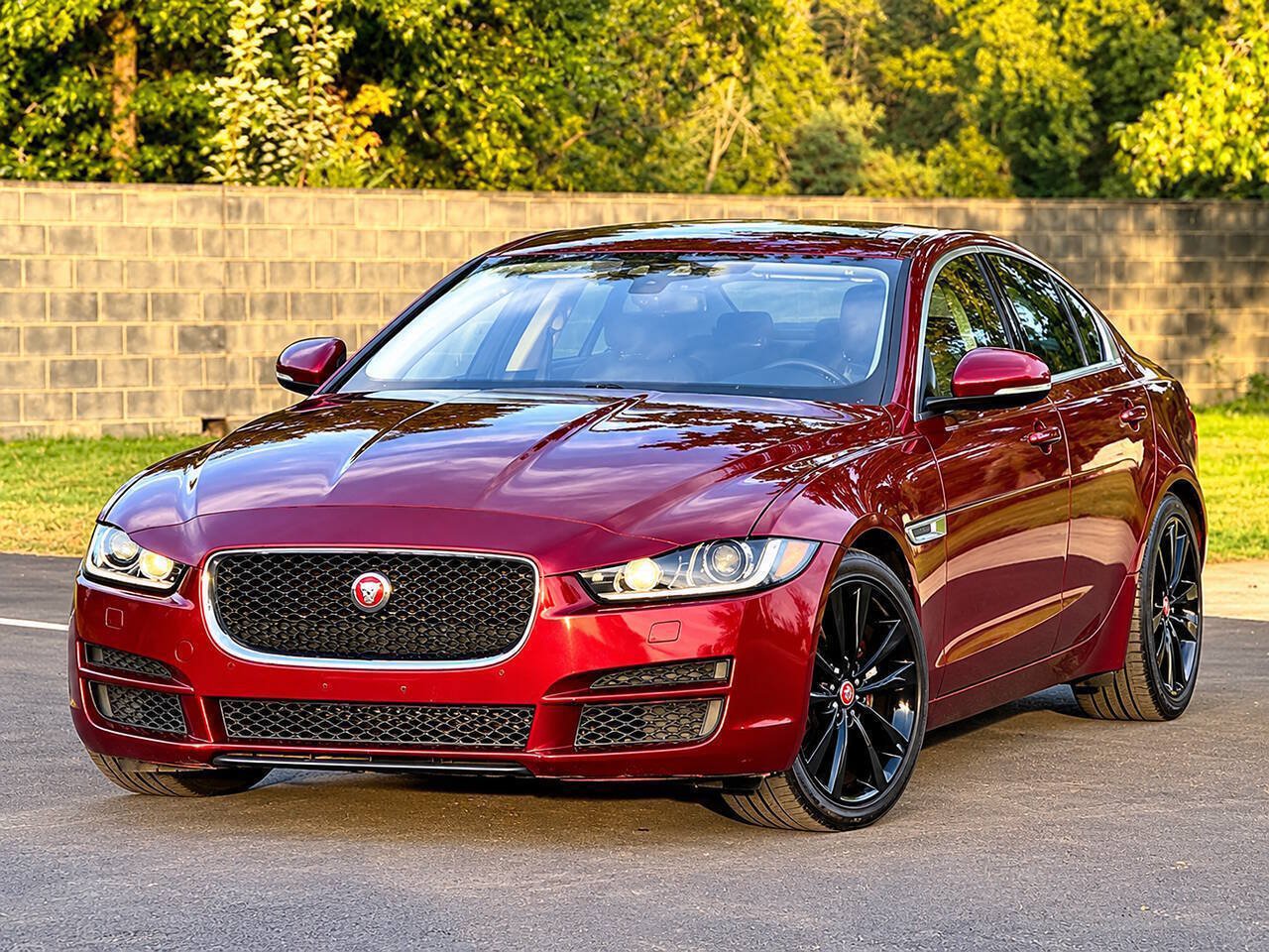 Used 2017 Jaguar XE Prestige RWD image 3