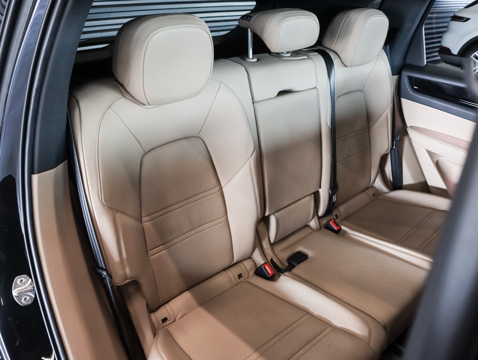 Certified 2023 Porsche Cayenne AWD/4WD image 6
