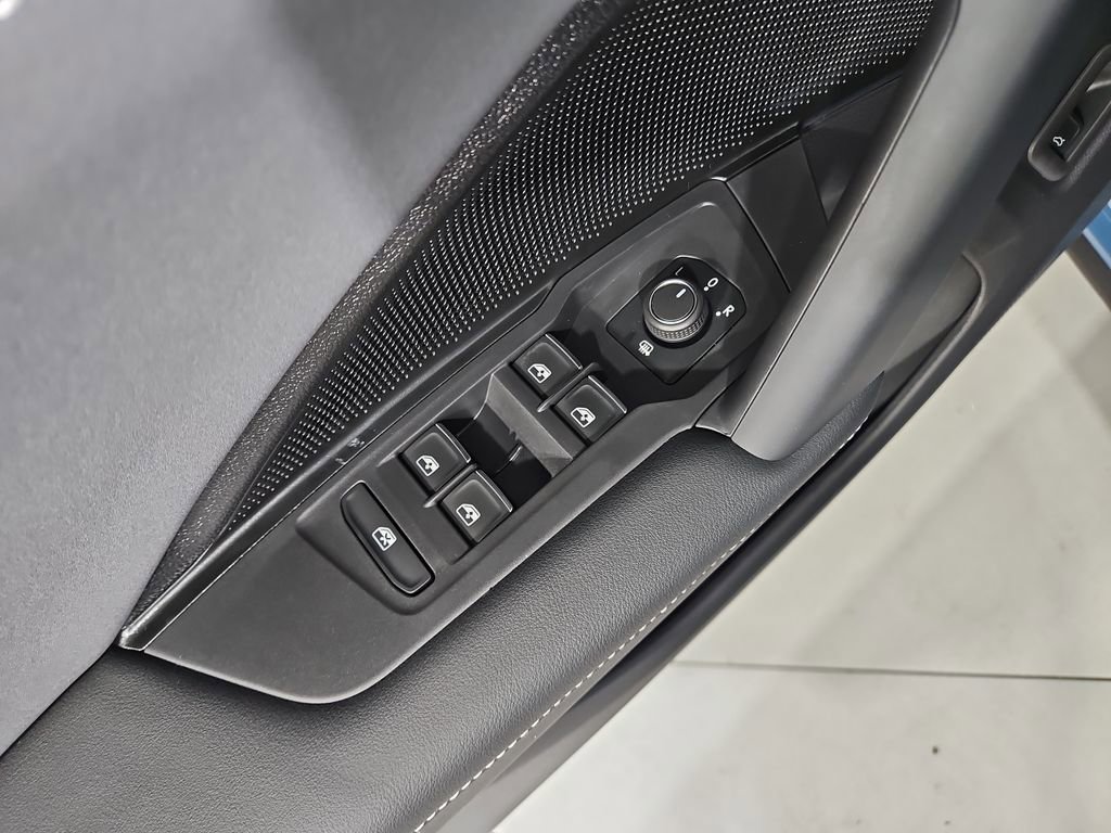 New 2026 Volkswagen Tiguan SE image 11