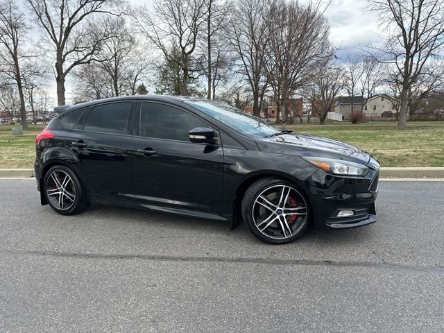 Used 2017 Ford Focus ST image 2