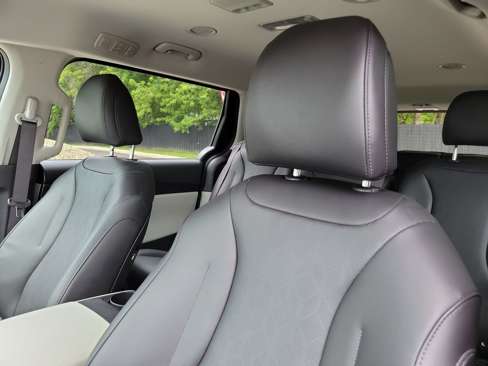 Certified 2023 Kia Carnival LX FWD image 12