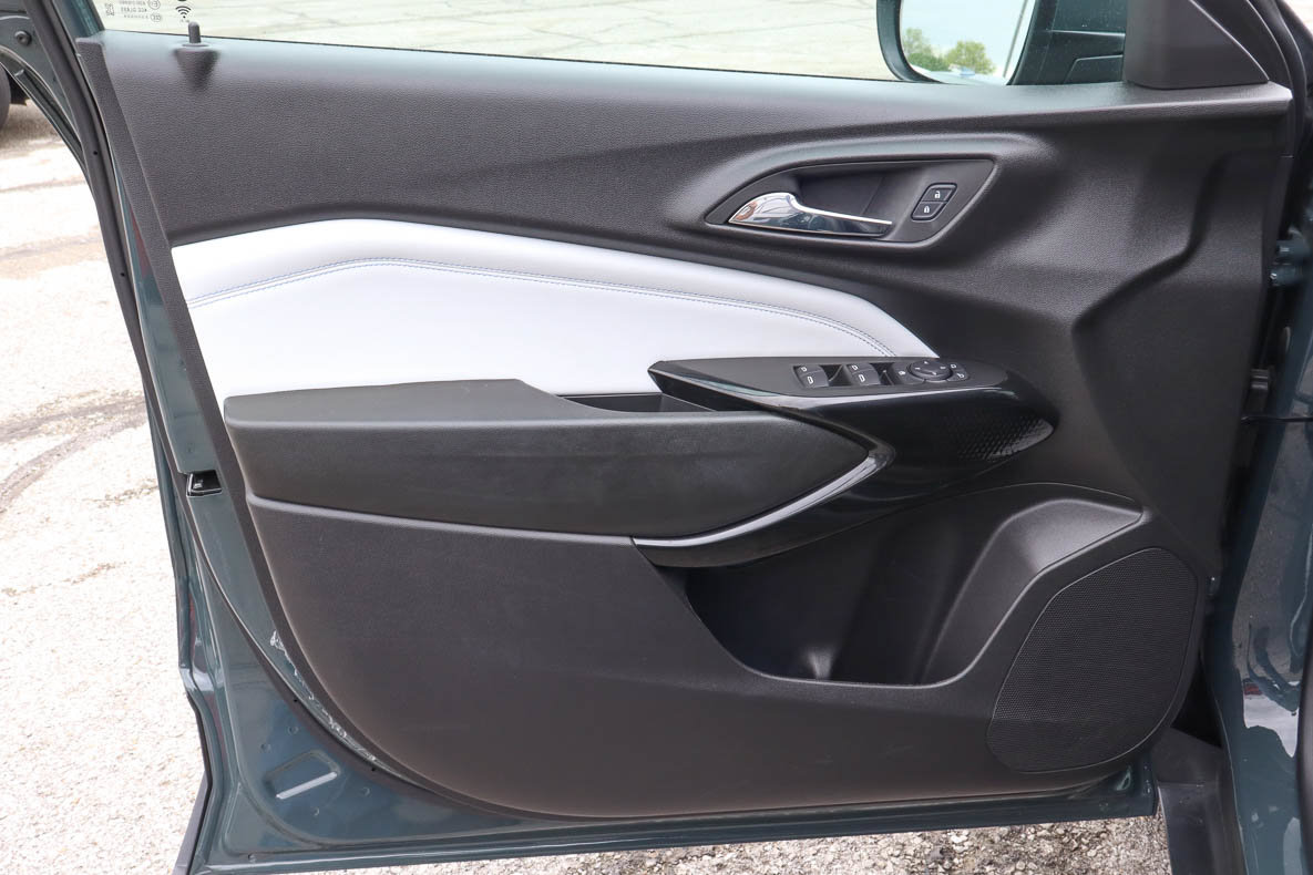 Used 2025 Chevrolet Trax LT FWD image 13