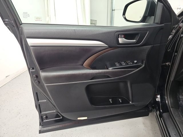 Used 2016 Toyota Highlander XLE AWD/4WD image 11
