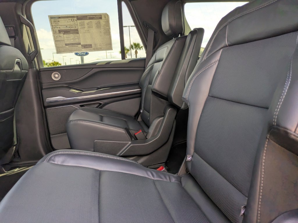 New 2026 Lincoln Navigator Reserve w/ Jet Appearance Package AWD/4WD image 18