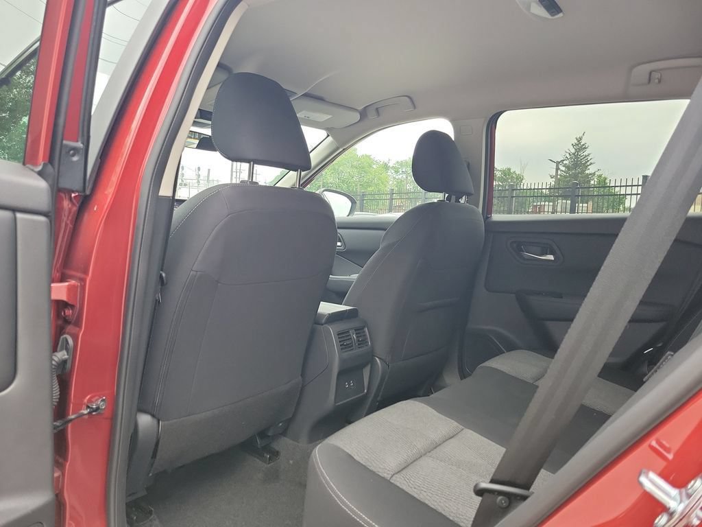 Used 2025 Nissan Rogue SV FWD image 10