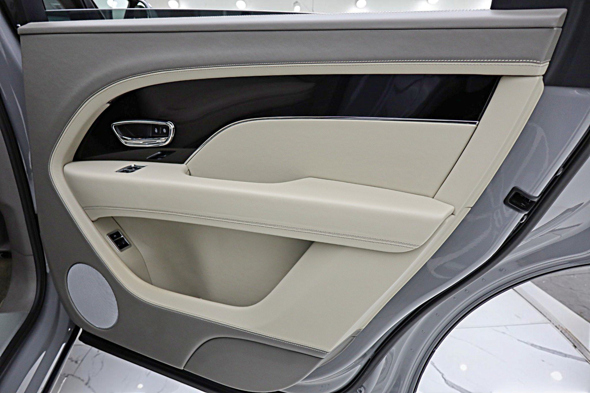 Used 2024 Bentley Bentayga Extended Wheelbase AWD/4WD image 48