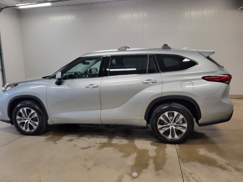 Used 2021 Toyota Highlander XLE AWD/4WD image 4