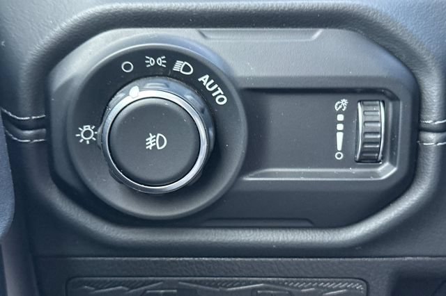 Used 2025 Jeep Wrangler Unlimited Sahara AWD/4WD image 31