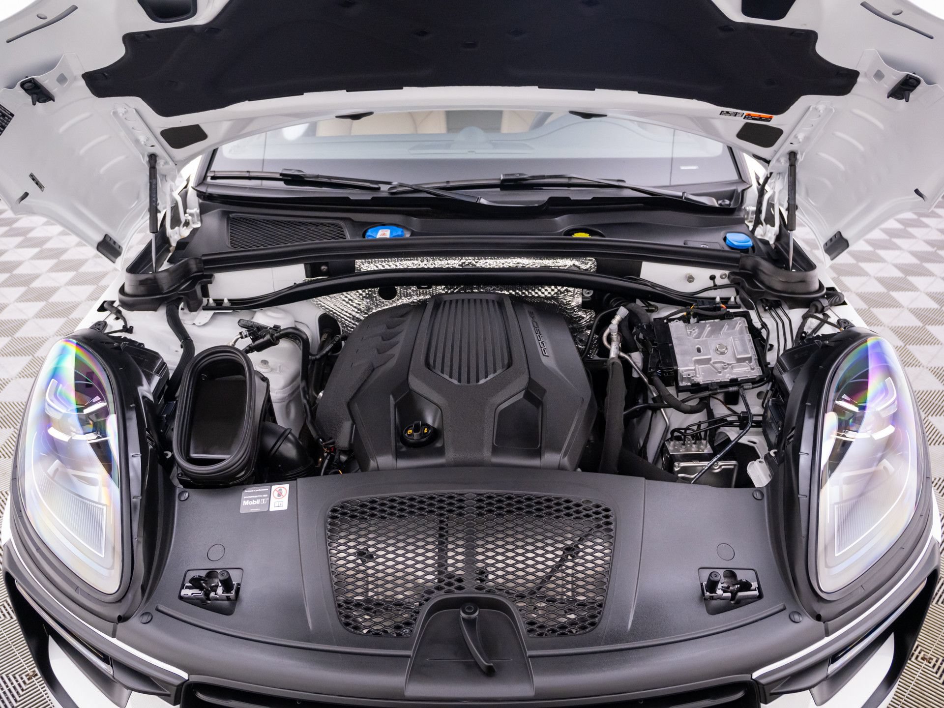 Certified 2026 Porsche Macan AWD/4WD image 32