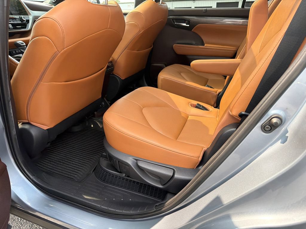 Used 2020 Toyota Highlander Platinum FWD image 21