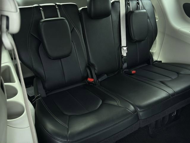 Used 2024 Chrysler Pacifica Touring-L image 37