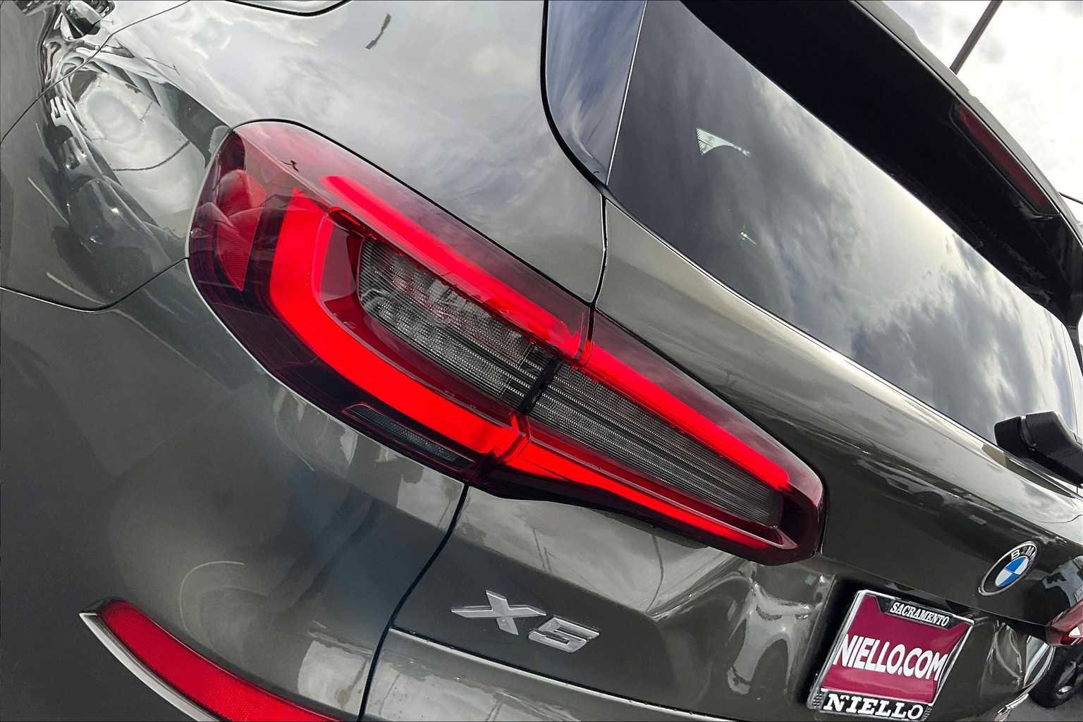 Used 2022 BMW X5 xDrive40i w/ M Sport Package image 32