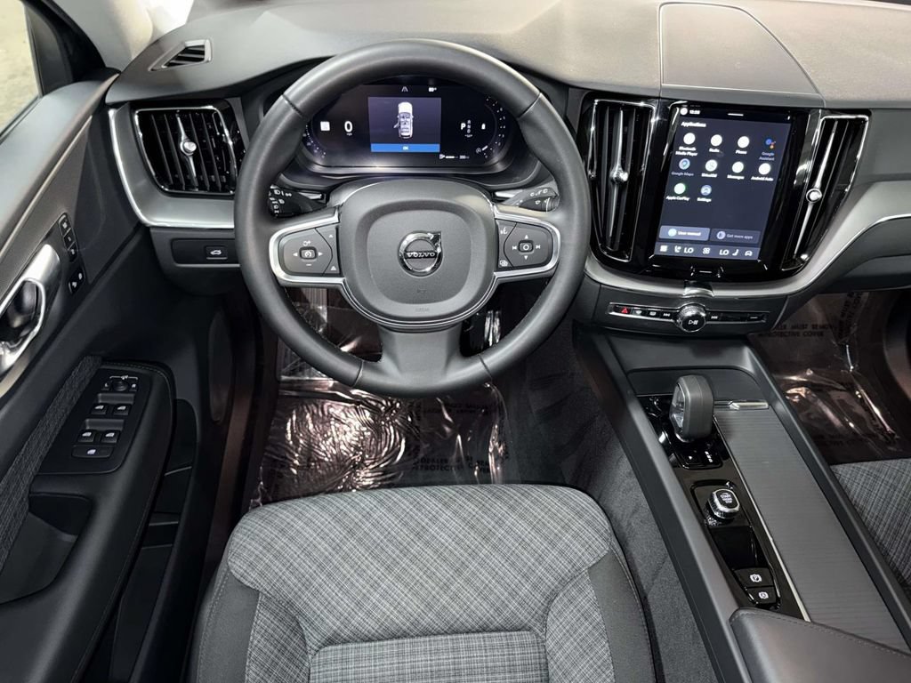 Used 2024 Volvo XC60 B5 Core AWD/4WD image 4