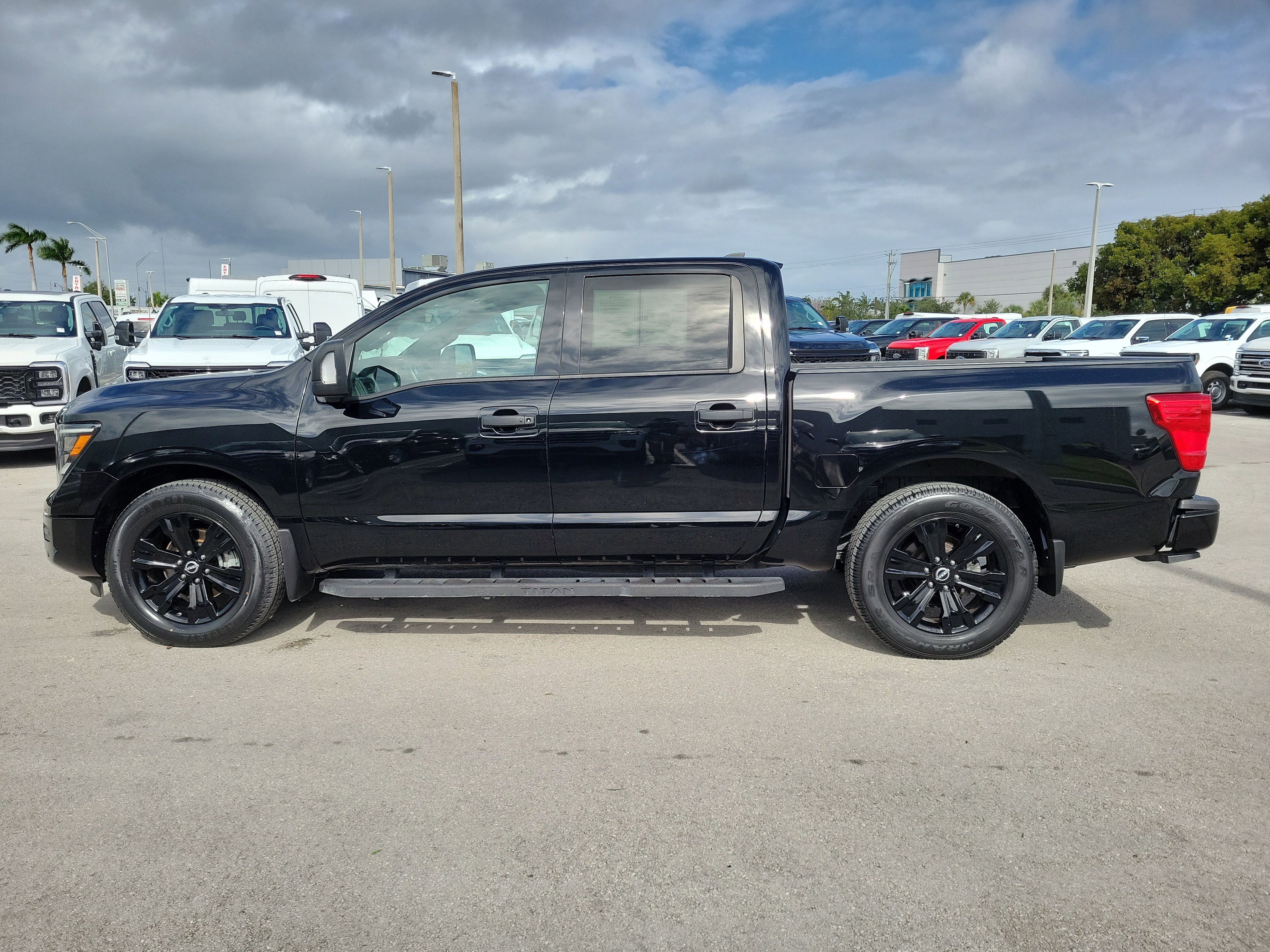 Used 2023 Nissan Titan SV w/ SV Convenience Package image 8