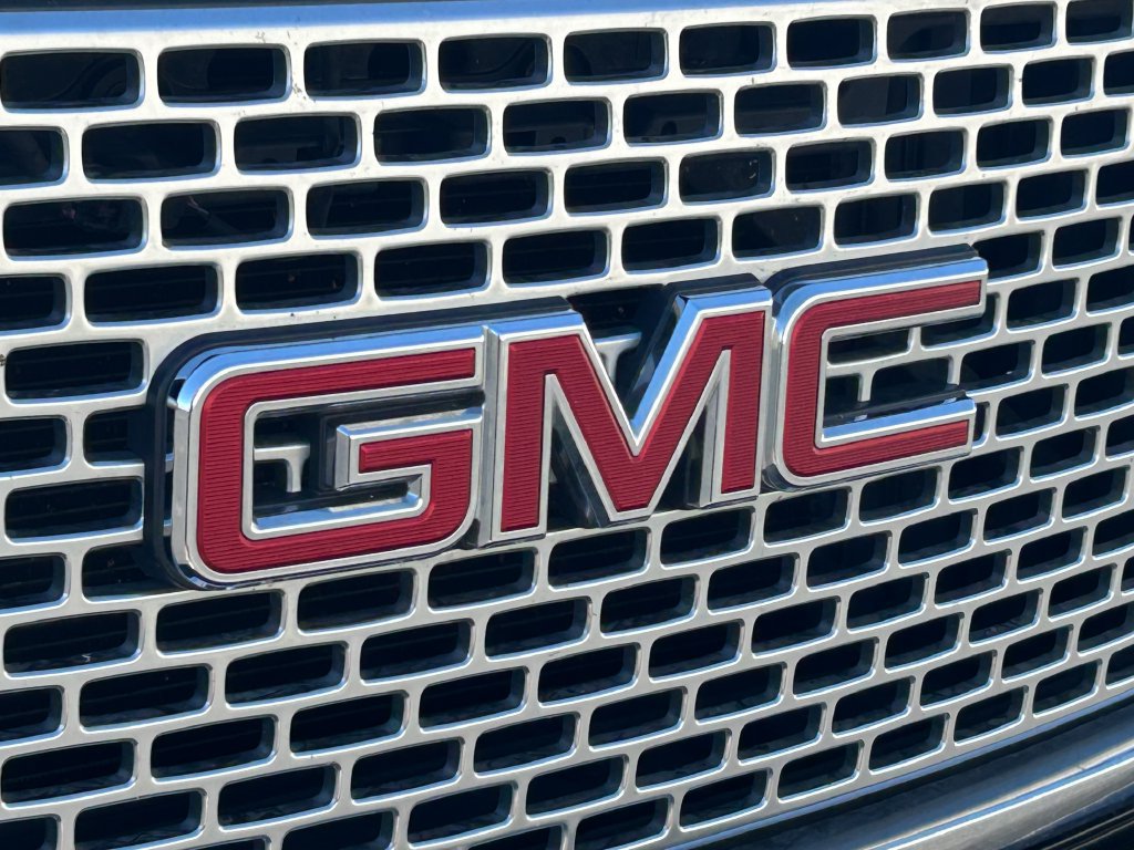 Used 2015 GMC Yukon Denali w/ Touring Package AWD/4WD image 9