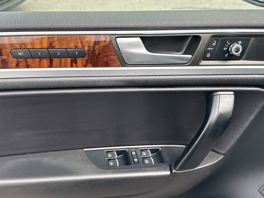 Used 2012 Volkswagen Touareg VR6 image 14