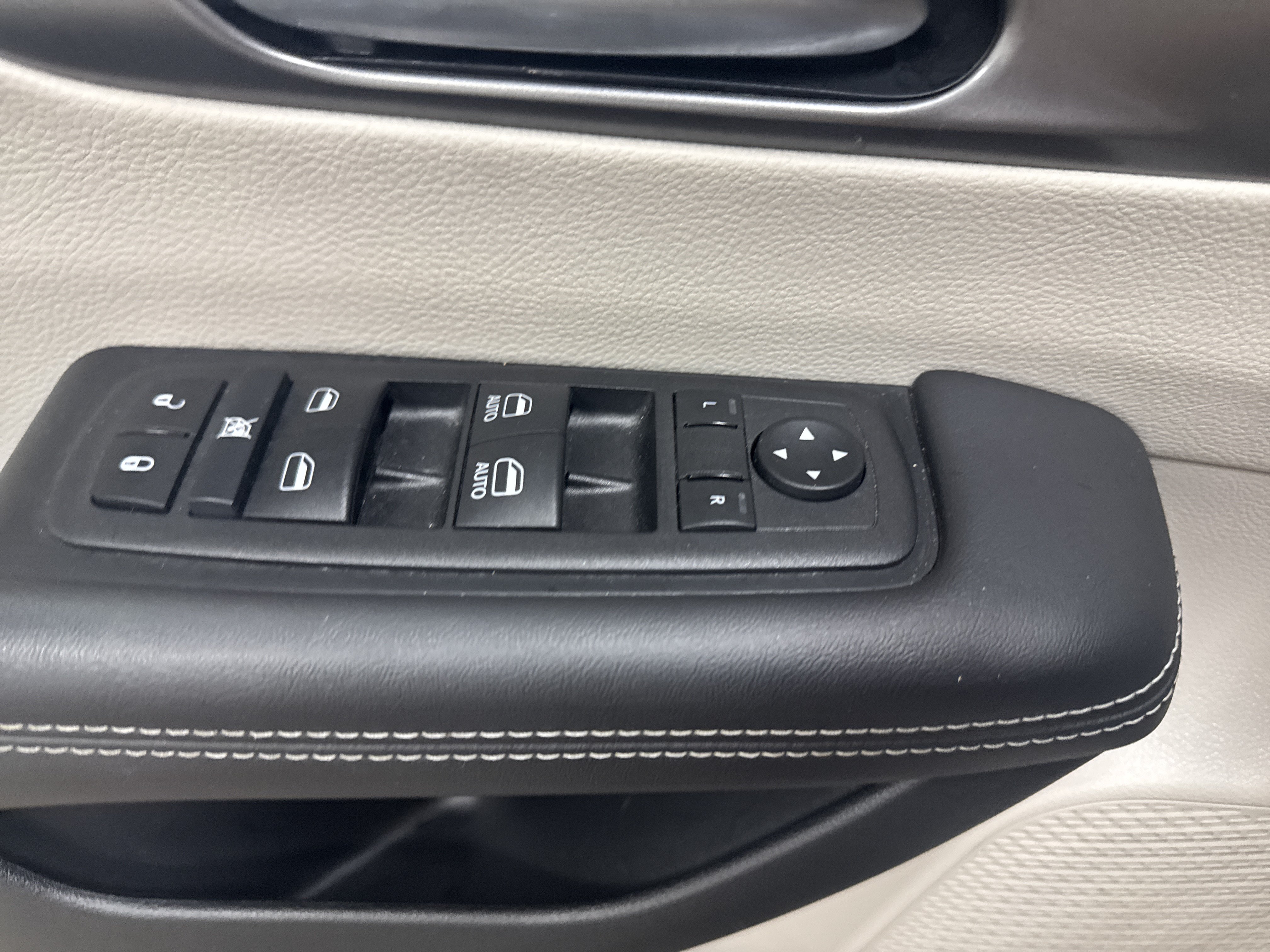 Used 2024 Chrysler Pacifica Touring-L FWD image 28