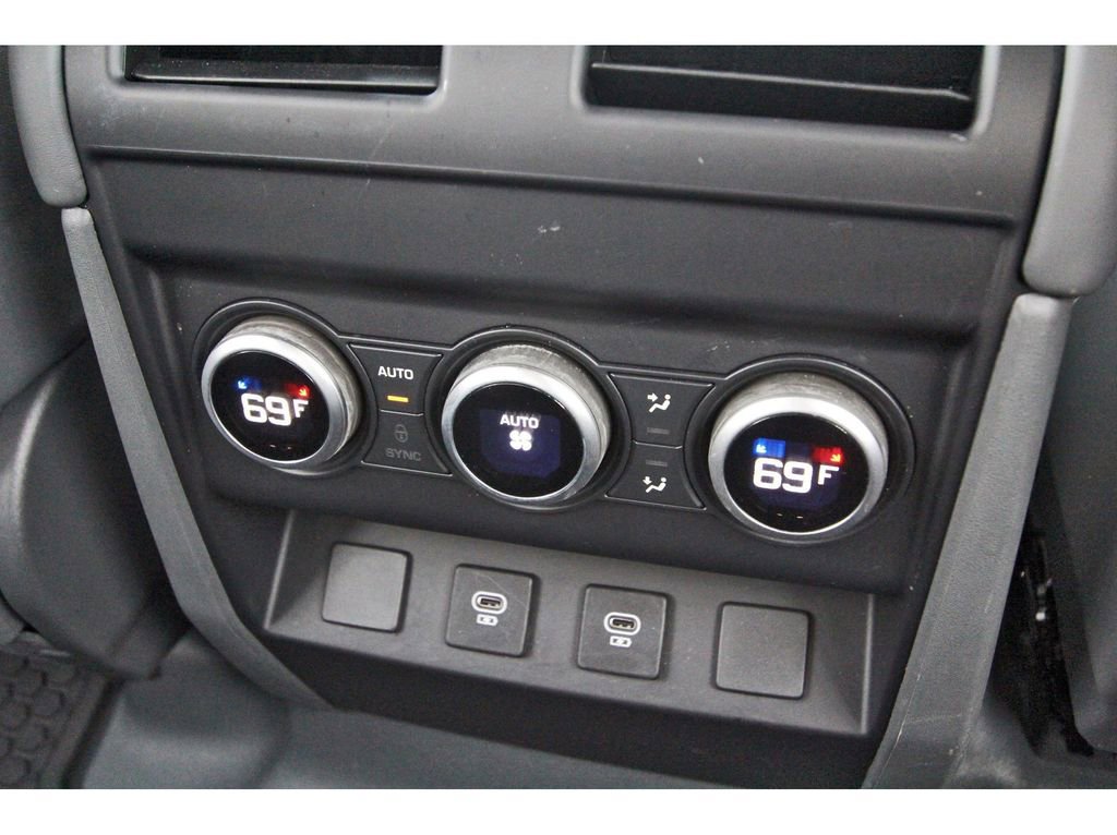 Used 2023 Land Rover Defender 110 X-Dynamic SE image 11