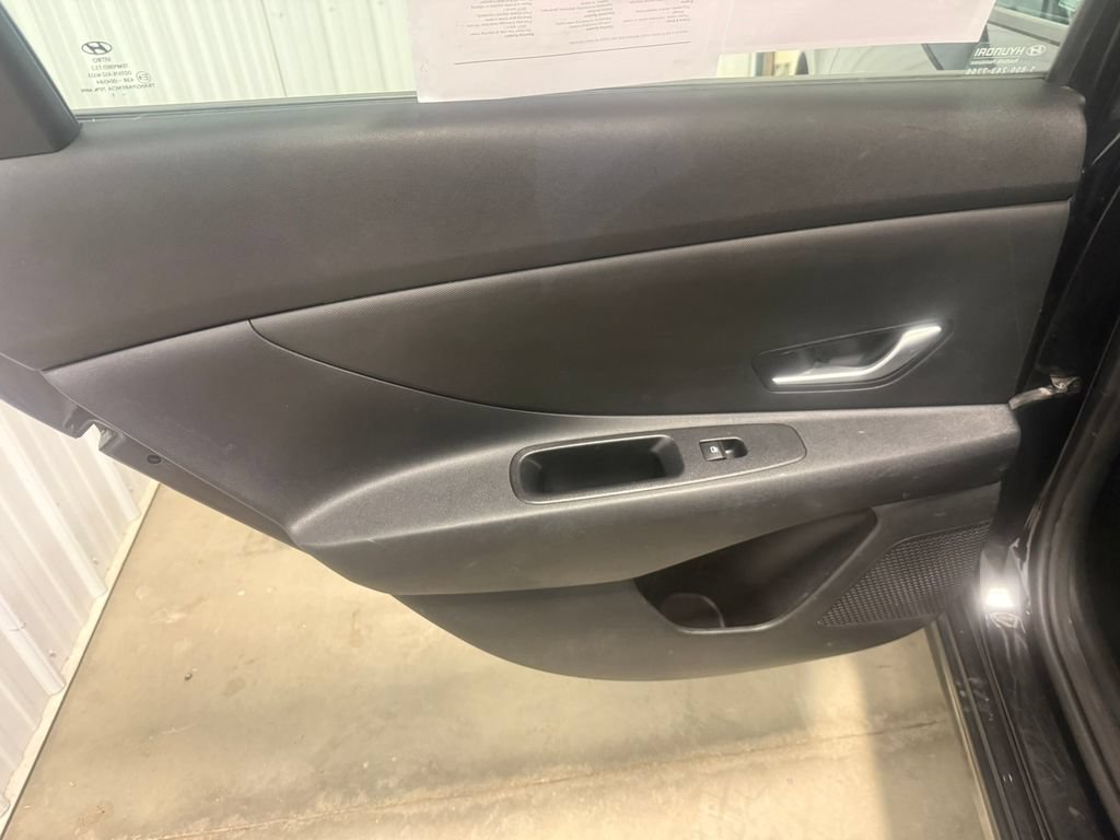 Used 2022 Hyundai Elantra SE FWD image 24