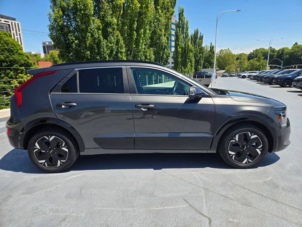 Used 2024 Kia Niro Wind w/ Wind Preserve Package FWD image 3