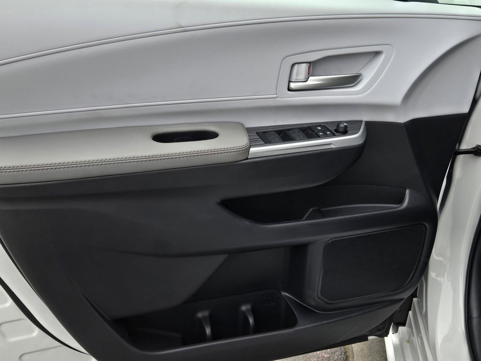 Certified 2026 Toyota Sienna XLE image 9