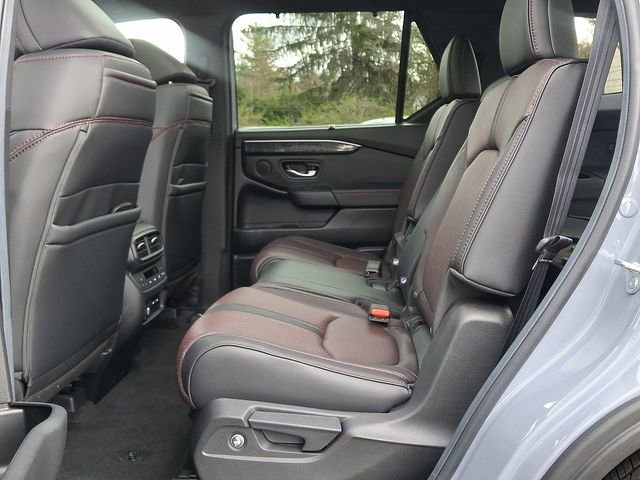 Certified 2025 Honda Pilot Black Edition image 10