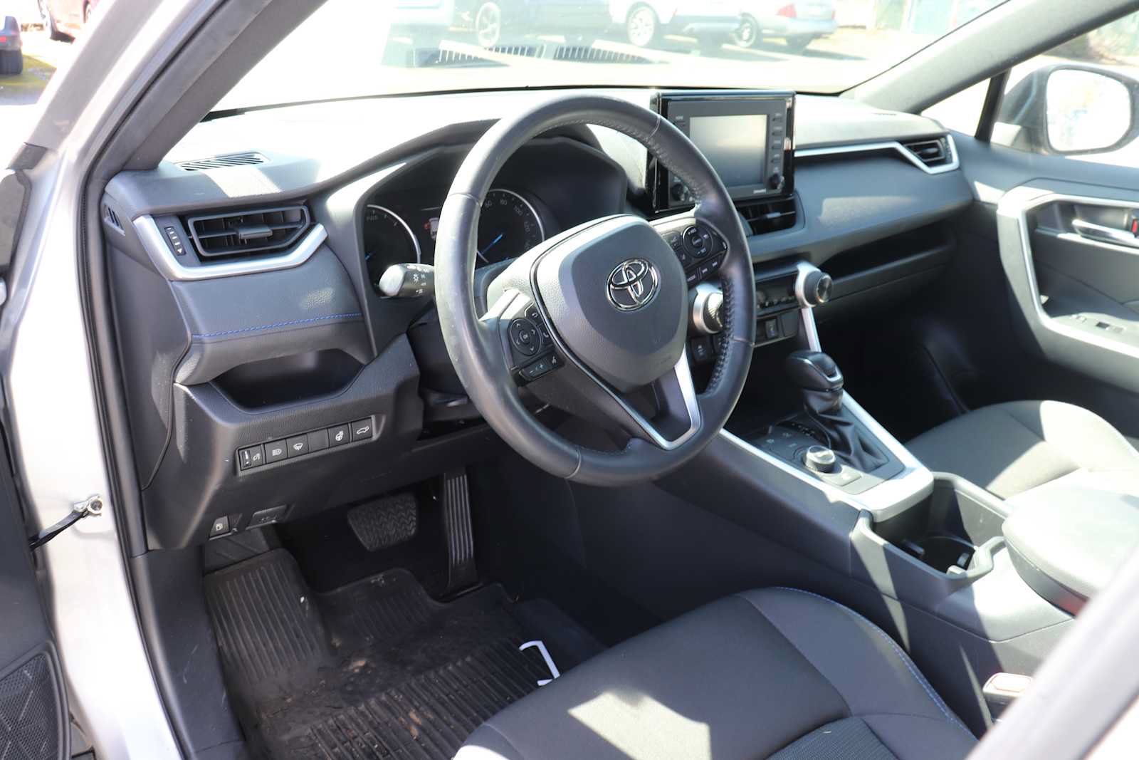 Used 2022 Toyota RAV4 SE w/ Convenience Package AWD/4WD image 10