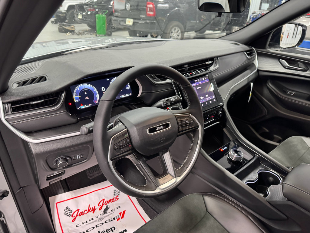 New 2025 Jeep Grand Cherokee L Altitude image 4