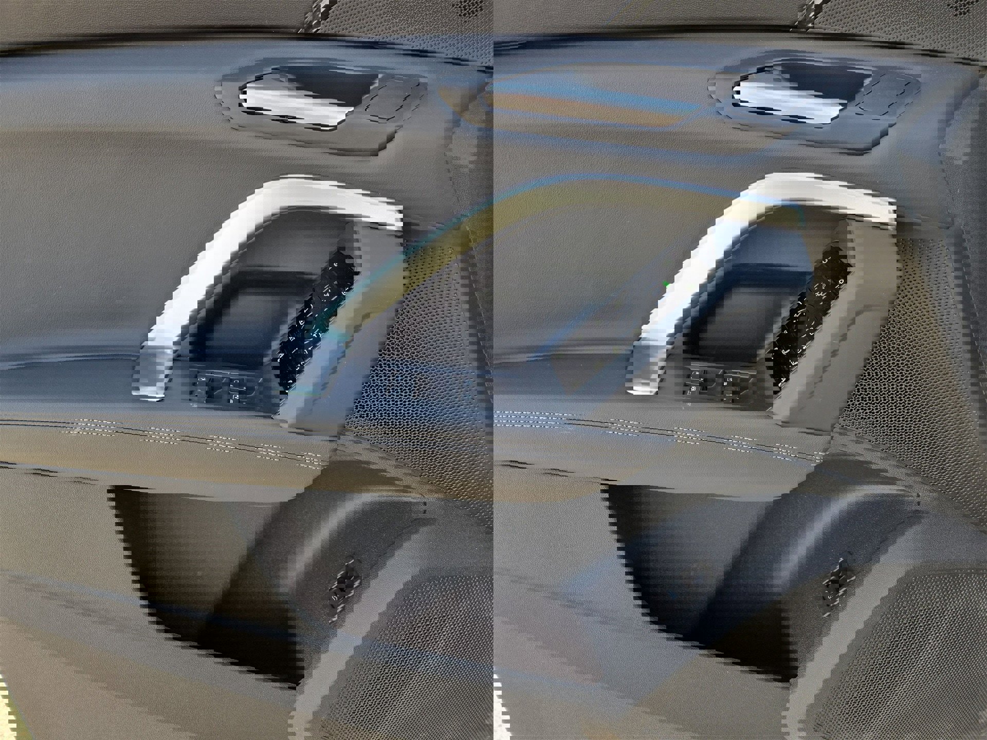 Used 2025 Audi Q5 Premium w/ Convenience Package image 15