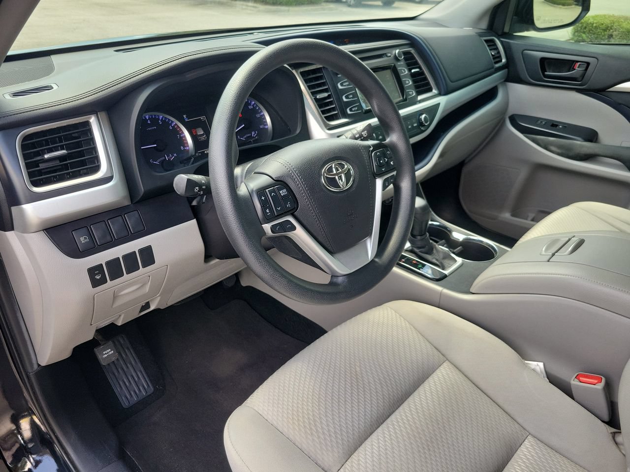 Used 2019 Toyota Highlander LE FWD image 14