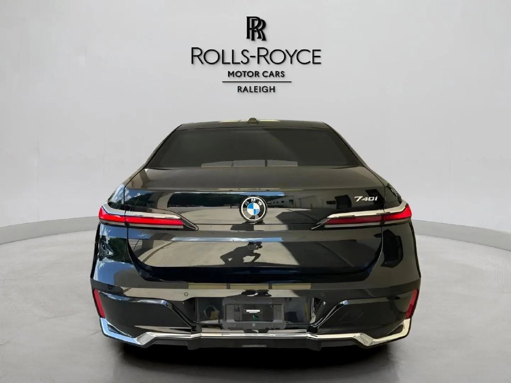 Used 2023 BMW 740i w/ Parking Assistance Package RWD image 5