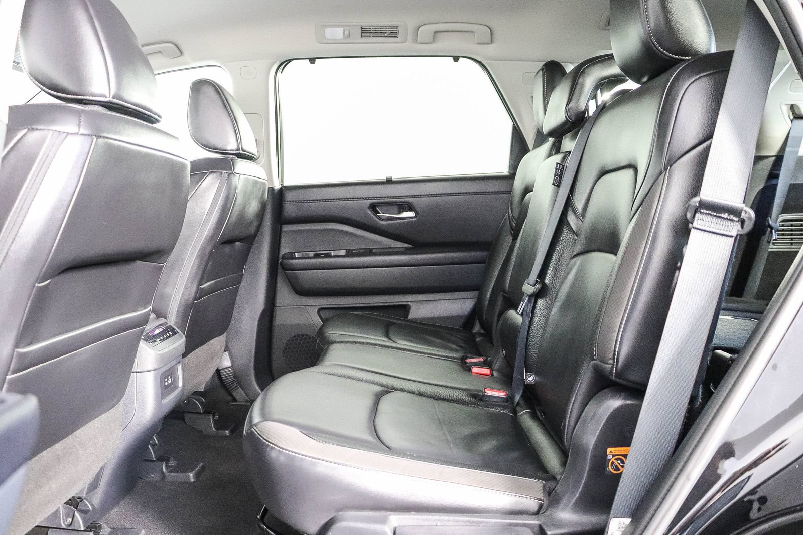 Used 2025 Nissan Pathfinder SL FWD image 19