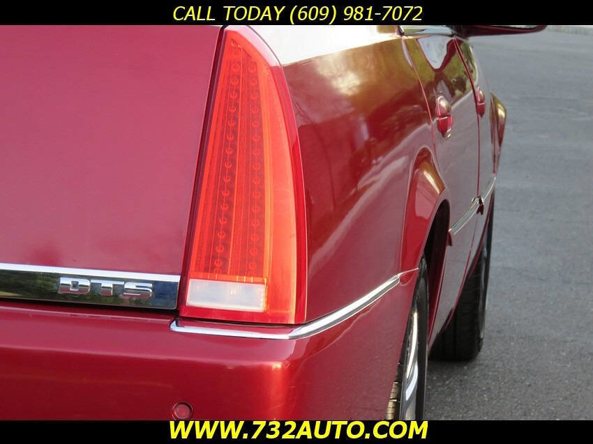 Used 2009 Cadillac DTS w/ Sun And Sound Package FWD image 16