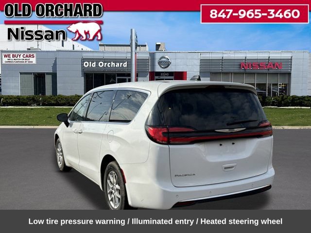 Used 2024 Chrysler Pacifica Touring FWD image 7