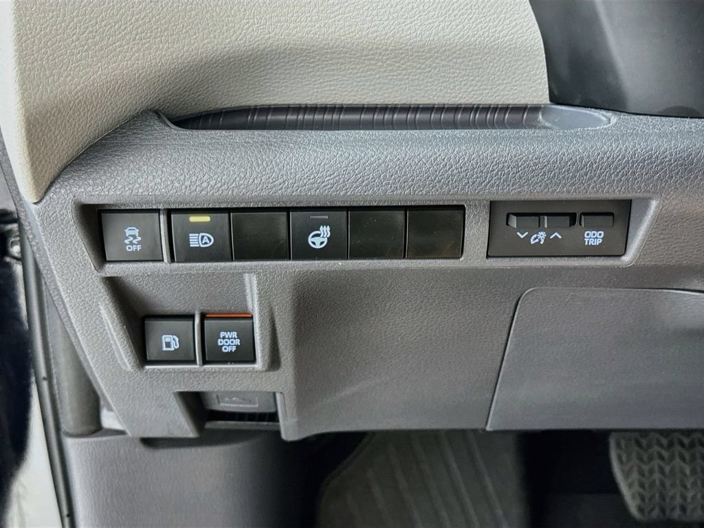 Used 2024 Toyota Sienna LE FWD image 11