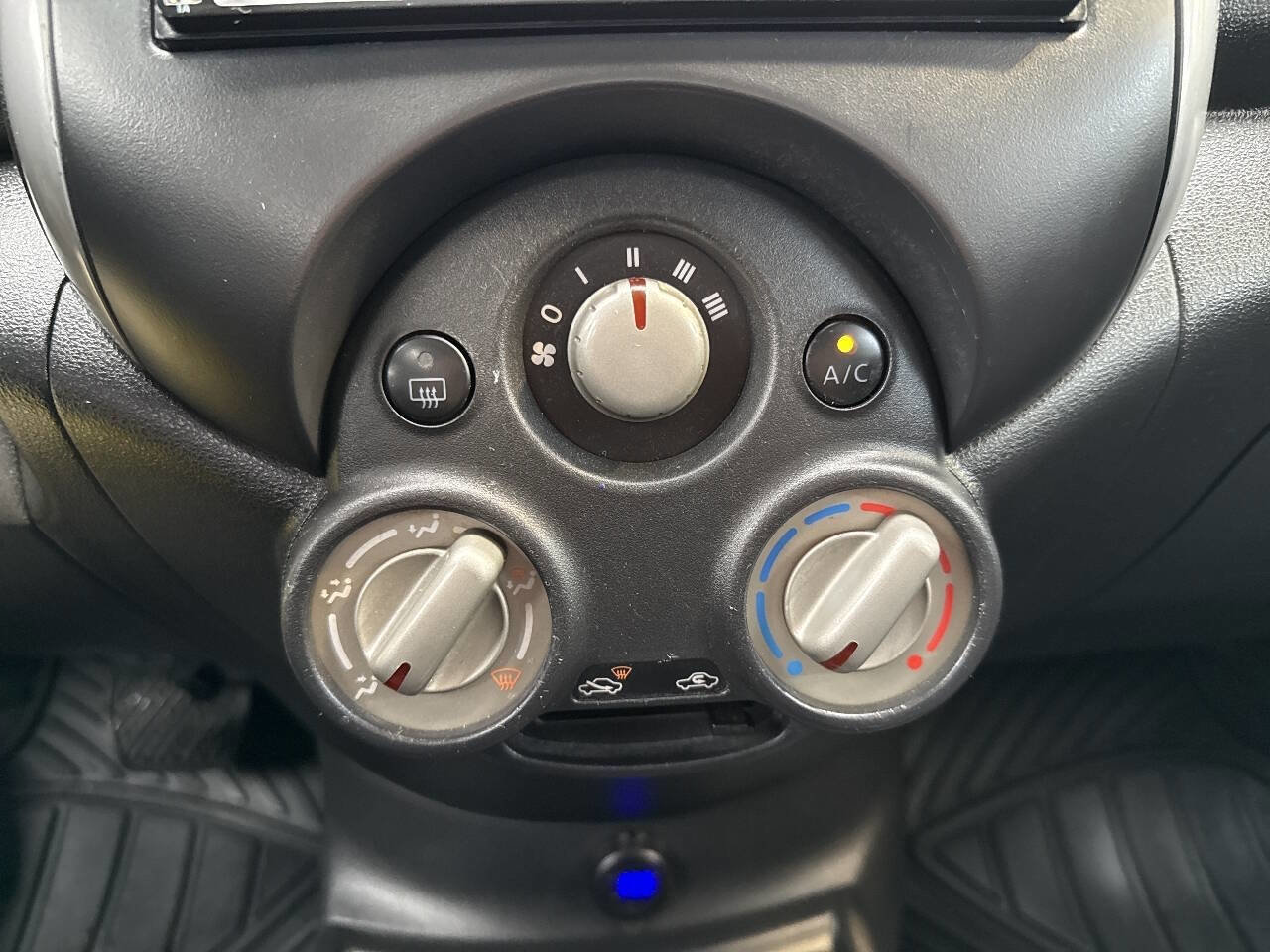 Used 2012 Nissan Versa SV image 34