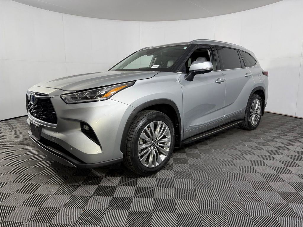 Used 2024 Toyota Highlander Platinum image 2