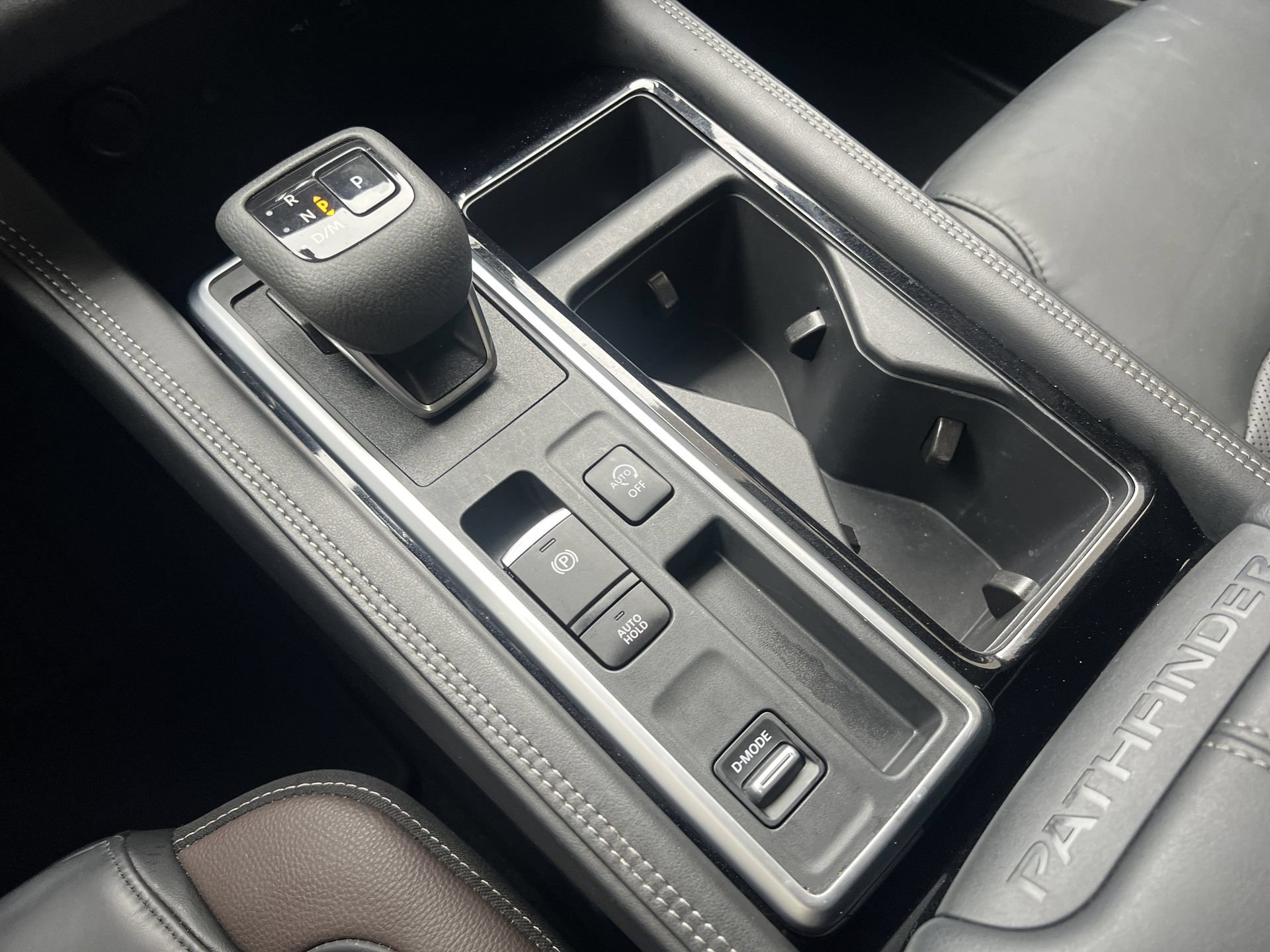 Used 2025 Nissan Pathfinder Platinum FWD image 7