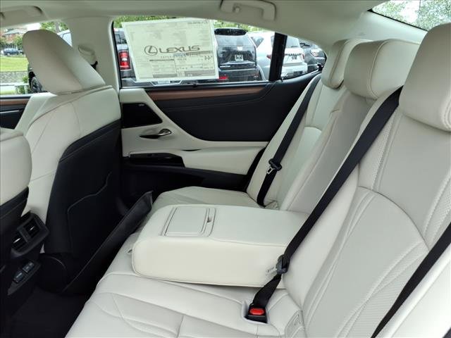 New 2025 Lexus ES 300h Ultra Luxury image 13