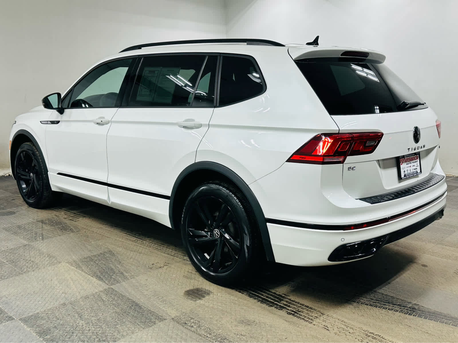 Certified 2024 Volkswagen Tiguan SE R-Line image 4