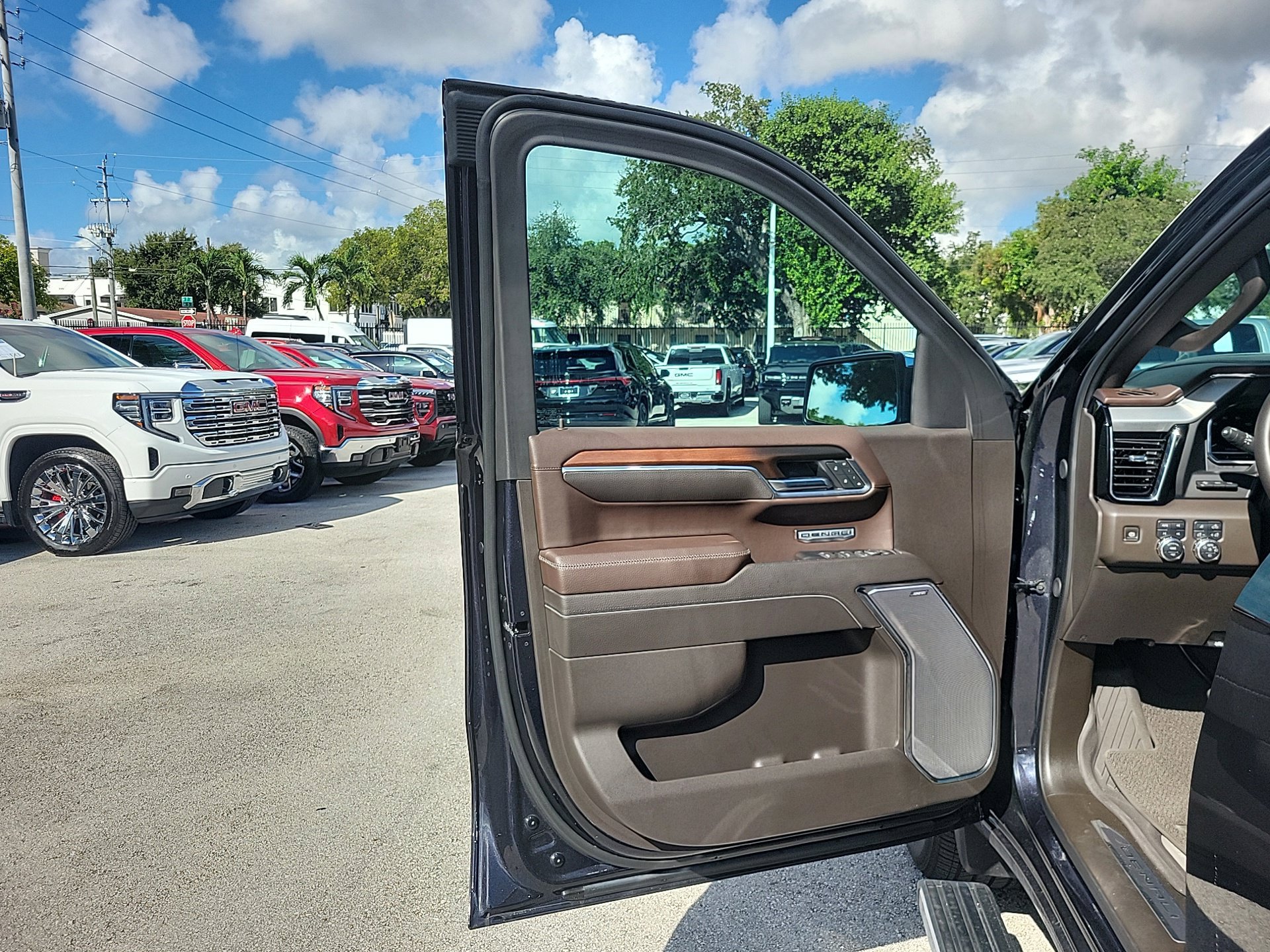 Used 2025 GMC Sierra 1500 Denali w/ Denali Reserve Package AWD/4WD image 17