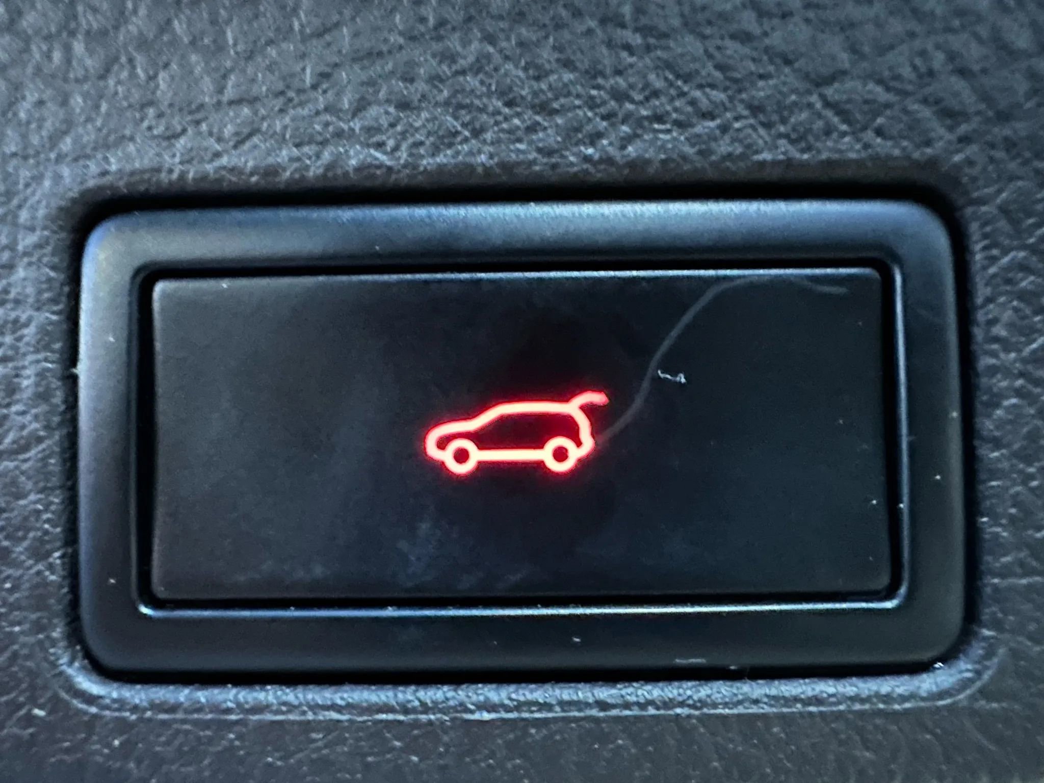 Used 2012 Volkswagen Touareg TDI image 26